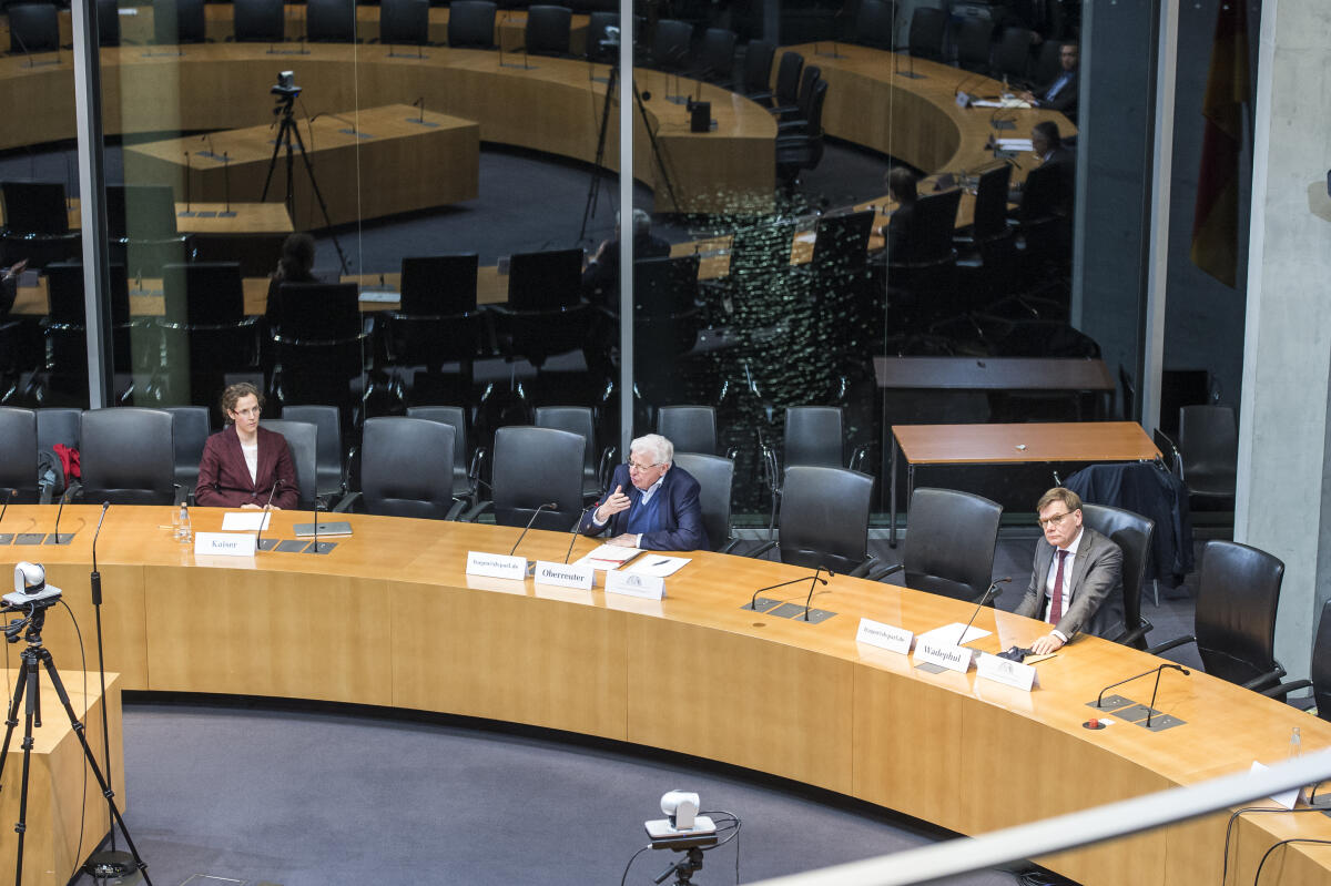 Kaiser, Anna-Bettina; Wadephul, Johann David; Oberreuter, Heinrich Diskussionsrunde der Deutschen Vereinigung für Parlamentsfragen: (l-r) Prof. Dr. Anna-Bettina Kaiser, LL.M. (Cambridge), Moderator Prof. Dr. Dr. h. c. Heinrich Oberreuter, der Vorsitzende Dr. Johann David Wadephul, MdB, CDU/CSU.