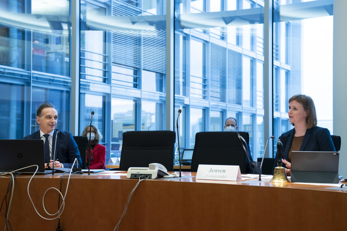 Aussenminister Heiko Maas (l), SPD, MdB, als Gast in der Sitzung des Ausschusses für Menschenrechte und humanitäre Hilfe mit der Ausschussvorsitzenden Gyde Jensen (r), FDP, MdB. Jensen, Gyde; Maas, Heiko Aussenminister Heiko Maas (l), SPD, MdB, als Gast in der Sitzung des Ausschusses für Menschenrechte und humanitäre Hilfe mit der Ausschussvorsitzenden Gyde Jensen (r), FDP, MdB.
