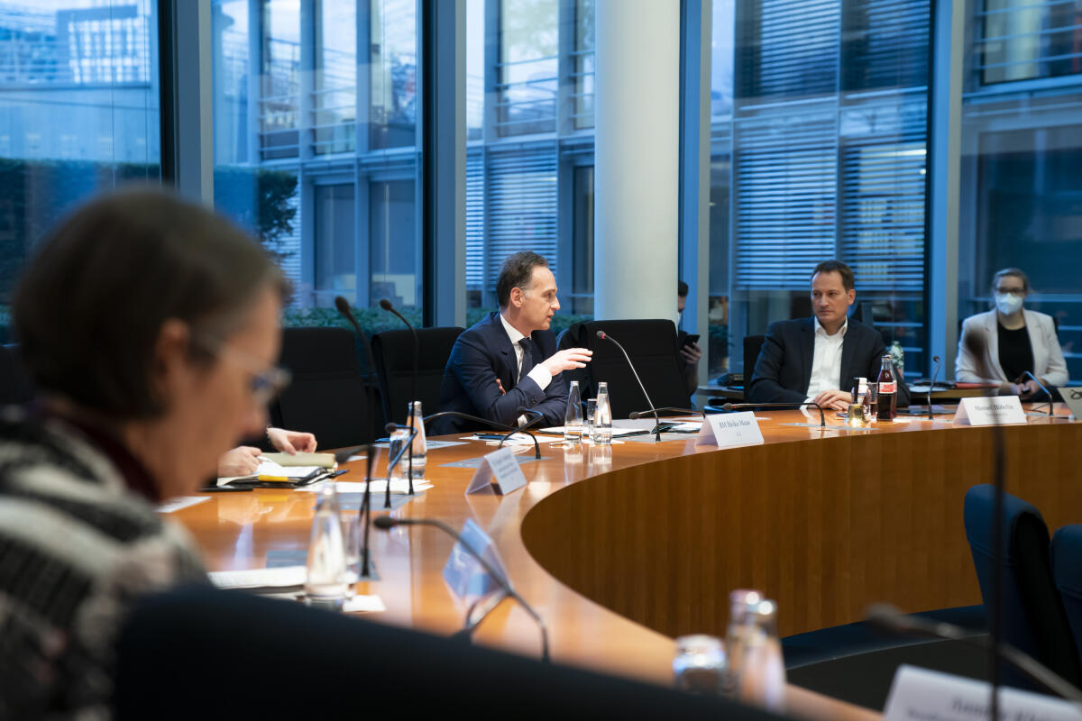 Maas, Heiko; Höferlin, Manuel Aussenminister Heiko Maas (m) und Manuel Höferlin (2.vr), FDP, MdB und Vorsitzender des Ausschusses des Deutschen Bundestages Digitale Agenda, bei der Ausschusssitzung.