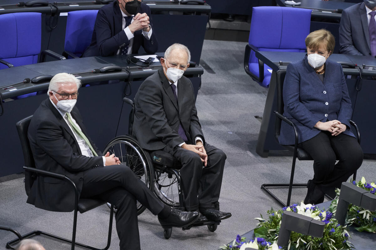 Bundespräsident Frank-Walter Steinmeier (l), Bundestagspräsident Wolfgang Schäuble (m), CDU/CSU, MdB und Bundeskanzlerin Angela Merkel (r), CDU/CSU, MdB bei der Sonderveranstaltung des Deutschen Bundestages aus Anlass des 75. Jahrestag der Gründung der Vereinten Nationen. Merkel, Angela; Steinmeier, Frank-Walter; Schäuble, Wolfgang Bundespräsident Frank-Walter Steinmeier (l), Bundestagspräsident Wolfgang Schäuble (m), CDU/CSU, MdB und Bundeskanzlerin Angela Merkel (r), CDU/CSU, MdB bei der Sonderveranstaltung des Deutschen Bundestages aus Anlass des 75. Jahrestag der Gründung der Vereinten Nationen.