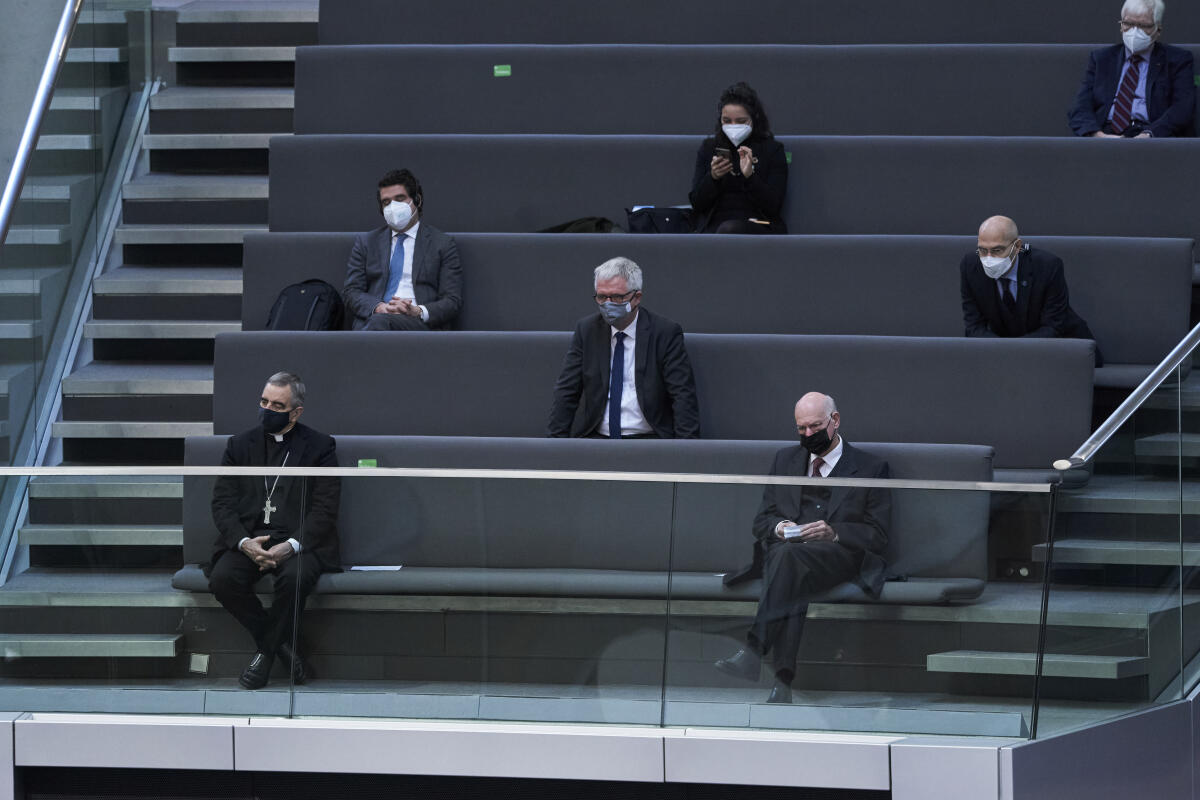 Der ehemalige Bundestagspräsident Norbert Lammert (1.Reihe rechts) und weitere Gäste bei der Sonderveranstaltung des Bundestages aus Anlass des 75. Jahrestag der Gründung der Vereinten Nationen. Lammert, Norbert Der ehemalige Bundestagspräsident Norbert Lammert (1.Reihe rechts) und weitere Gäste bei der Sonderveranstaltung des Bundestages aus Anlass des 75. Jahrestag der Gründung der Vereinten Nationen.