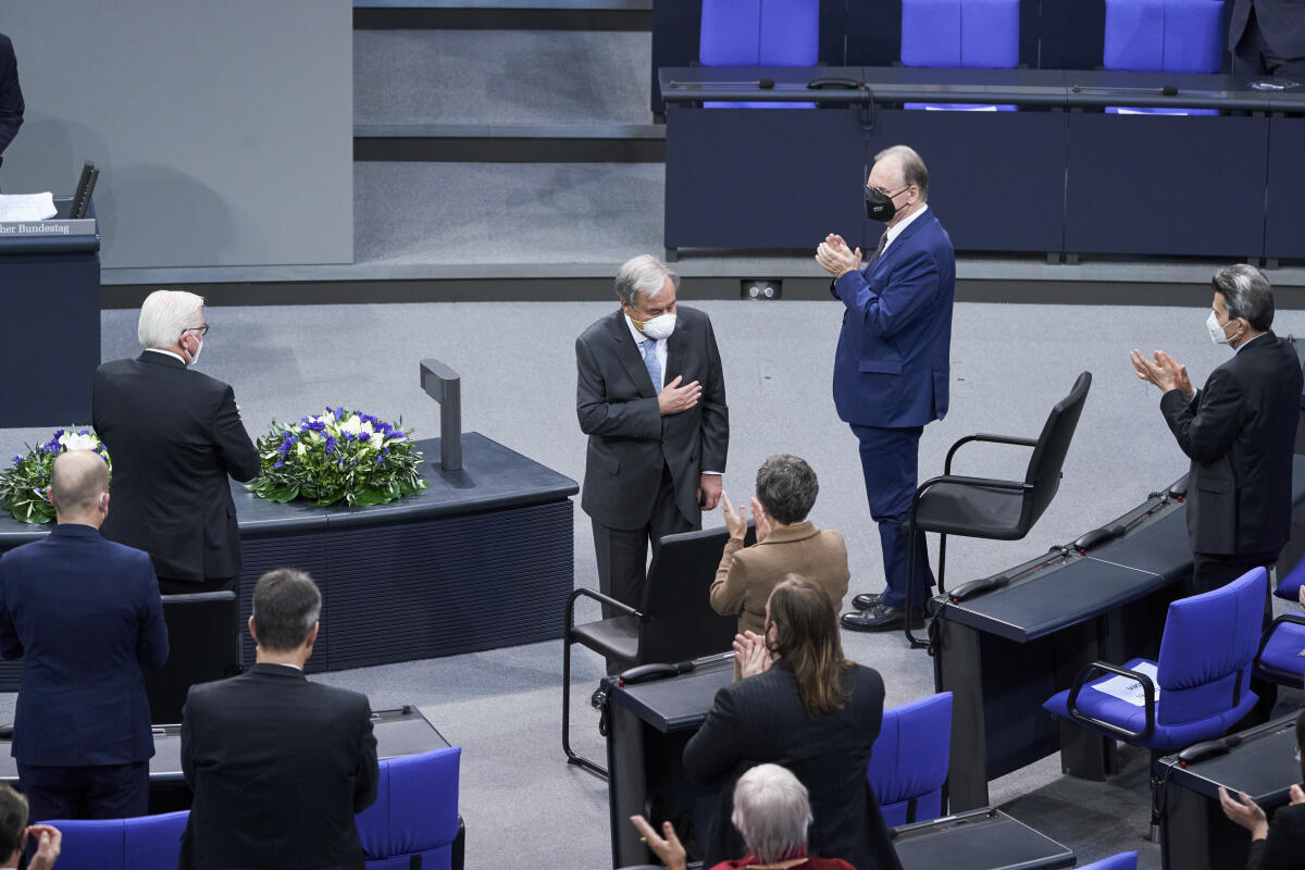 Generalsekretär der Vereinten Nationen, António Guterres bekommt nach seiner Rede Applaus bei der Sonderveranstaltung des Bundestages aus Anlass des 75. Jahrestag der Gründung der Vereinten Nationen. Generalsekretär der Vereinten Nationen, António Guterres bekommt nach seiner Rede Applaus bei der Sonderveranstaltung des Bundestages aus Anlass des 75. Jahrestag der Gründung der Vereinten Nationen.