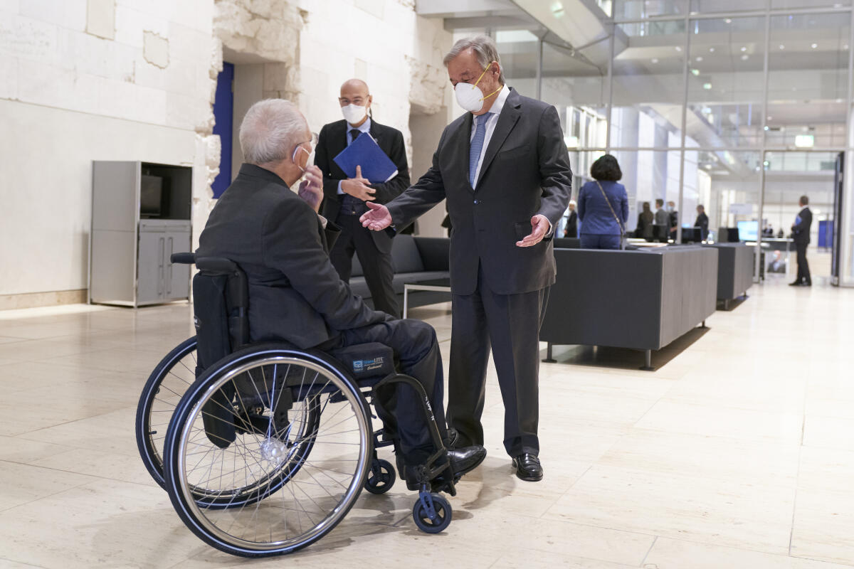 Generalsekretär der Vereinten Nationen, António Guterres (r) und Bundestagspräsident Wolfgang Schäuble (l), CDU/CSU, MdB vor der Sonderveranstaltung des Bundestages aus Anlass des 75. Jahrestag der Gründung der Vereinten Nationen bei ihrer Begrüßung. Schäuble, Wolfgang Generalsekretär der Vereinten Nationen, António Guterres (r) und Bundestagspräsident Wolfgang Schäuble (l), CDU/CSU, MdB vor der Sonderveranstaltung des Bundestages aus Anlass des 75. Jahrestag der Gründung der Vereinten Nationen bei ihrer Begrüßung.
