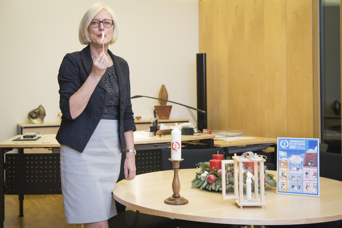 Vizepräsidentin Dagmar Ziegler, SPD, MdB, empfängt das Friedenslicht aus Betlehem der Ringe deutscher Pfadfinderinnen- und Pfadfinderverbände e. V. Ziegler, Dagmar Vizepräsidentin Dagmar Ziegler, SPD, MdB, empfängt das Friedenslicht aus Betlehem der Ringe deutscher Pfadfinderinnen- und Pfadfinderverbände e. V.