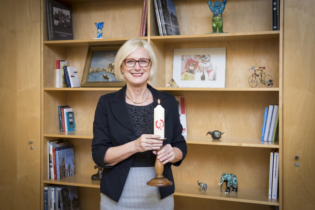 Vizepräsidentin Dagmar Ziegler, SPD, MdB, empfängt das Friedenslicht aus Betlehem der Ringe deutscher Pfadfinderinnen- und Pfadfinderverbände e. V. Ziegler, Dagmar Vizepräsidentin Dagmar Ziegler, SPD, MdB, empfängt das Friedenslicht aus Betlehem der Ringe deutscher Pfadfinderinnen- und Pfadfinderverbände e. V.