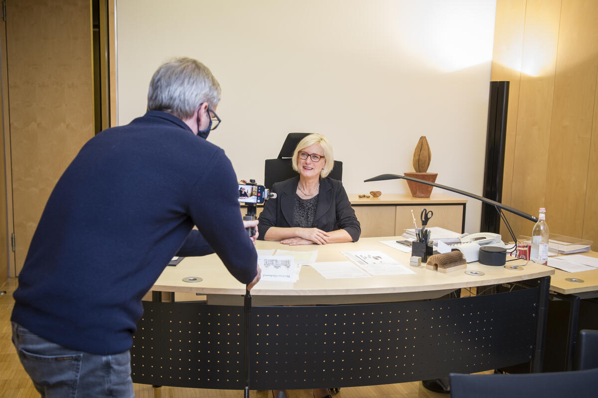 Vizepräsidentin Dagmar Ziegler, SPD, MdB, empfängt das Friedenslicht aus Betlehem der Ringe deutscher Pfadfinderinnen- und Pfadfinderverbände e. V. - Vizepräsidentin Ziegler beim Einsprechen einer Videobotschaft. Ziegler, Dagmar Vizepräsidentin Dagmar Ziegler, SPD, MdB, empfängt das Friedenslicht aus Betlehem der Ringe deutscher Pfadfinderinnen- und Pfadfinderverbände e. V. - Vizepräsidentin Ziegler beim Einsprechen einer Videobotschaft.