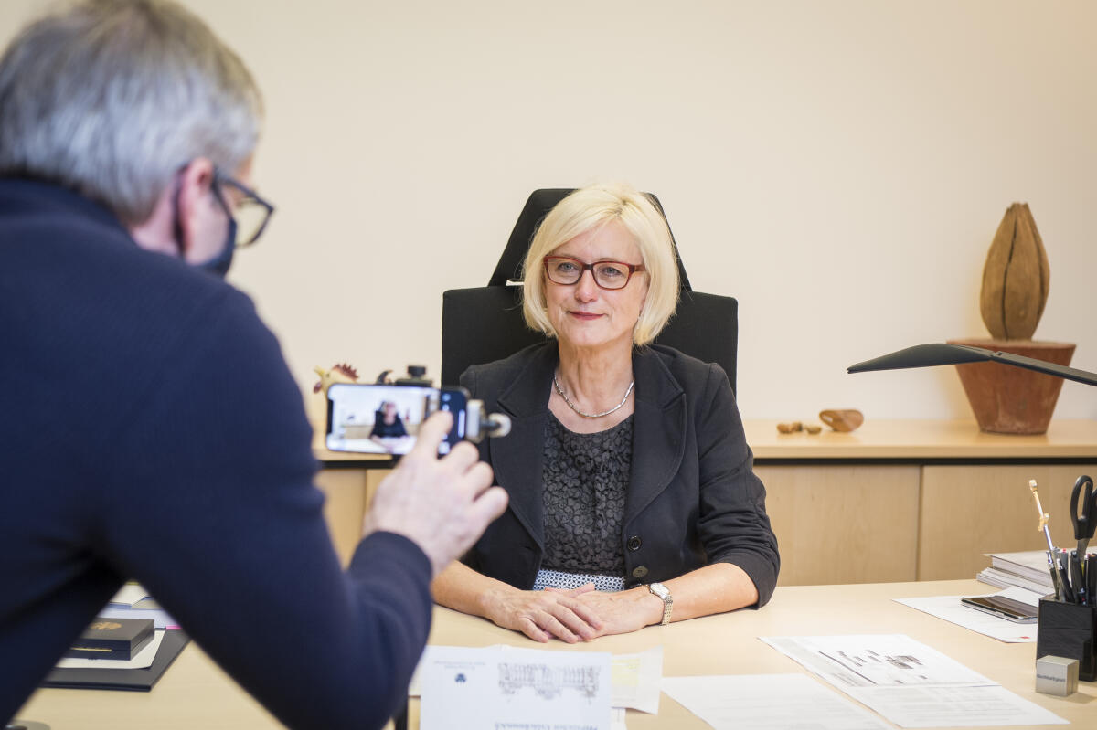 Vizepräsidentin Dagmar Ziegler, SPD, MdB, empfängt das Friedenslicht aus Betlehem der Ringe deutscher Pfadfinderinnen- und Pfadfinderverbände e. V. - Vizepräsidentin Ziegler beim Einsprechen einer Videobotschaft. Ziegler, Dagmar Vizepräsidentin Dagmar Ziegler, SPD, MdB, empfängt das Friedenslicht aus Betlehem der Ringe deutscher Pfadfinderinnen- und Pfadfinderverbände e. V. - Vizepräsidentin Ziegler beim Einsprechen einer Videobotschaft.