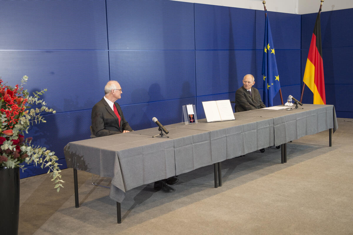 Bundestagspräsident Wolfgang Schäuble (r), CDU/CSU, MdB, während der Verleihung des Verdienstordens der Bundesrepublik Deutschland an Lothar Binding, SPD, MdB. Schäuble, Wolfgang; Binding, Lothar Bundestagspräsident Wolfgang Schäuble (r), CDU/CSU, MdB, während der Verleihung des Verdienstordens der Bundesrepublik Deutschland an Lothar Binding, SPD, MdB.