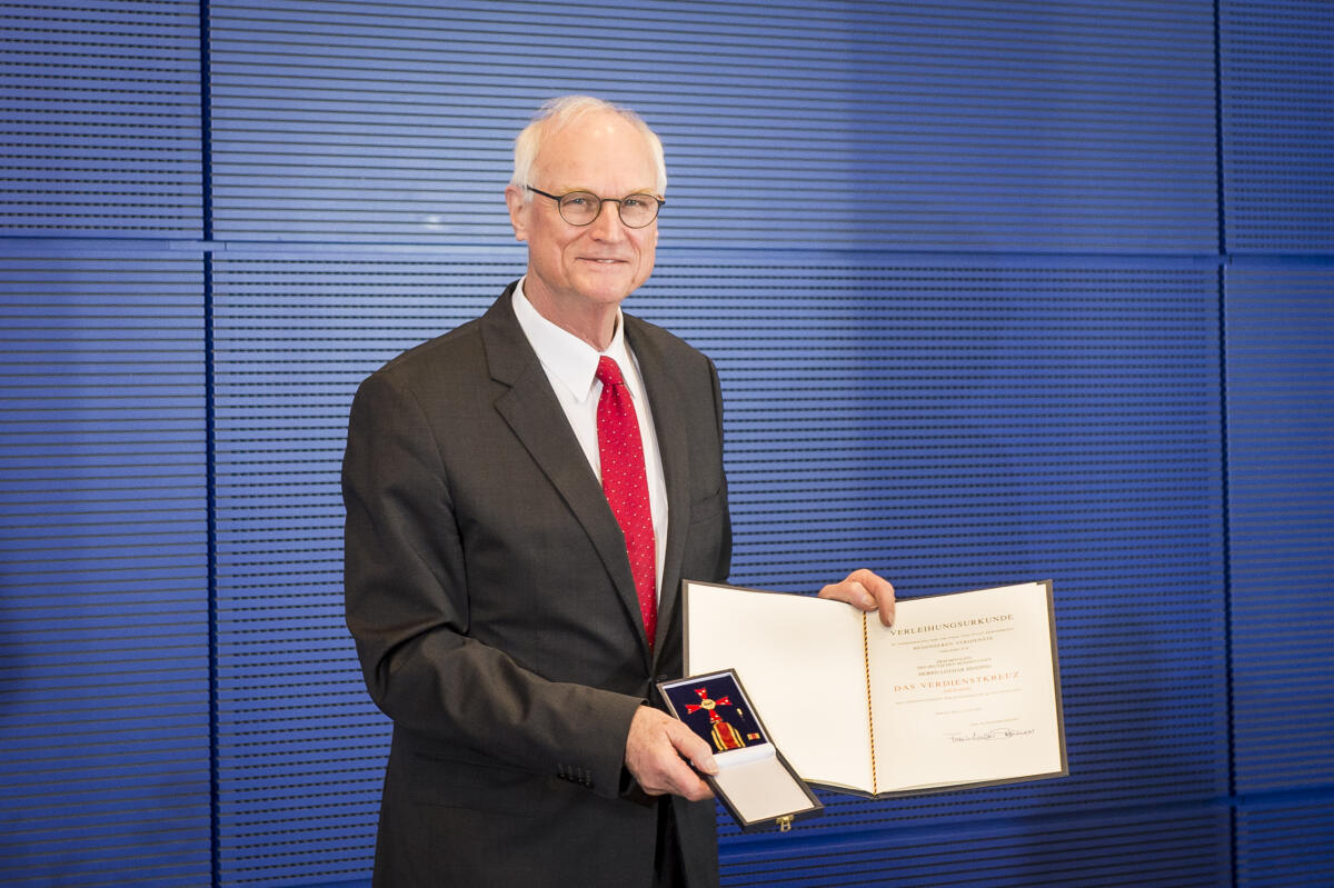 Lothar Binding, SPD, MdB, während der Verleihung des Verdienstordens der Bundesrepublik Deutschland. Binding, Lothar Lothar Binding, SPD, MdB, während der Verleihung des Verdienstordens der Bundesrepublik Deutschland.