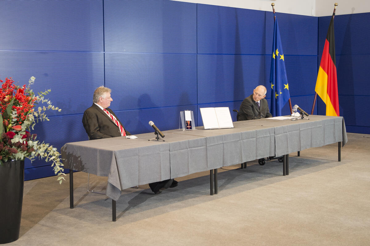 Bundestagspräsident Wolfgang Schäuble (r), CDU/CSU, MdB, während der Verleihung des Verdienstordens der Bundesrepublik Deutschland an Martin Burkert, SPD, MdB. Schäuble, Wolfgang; Burkert, Martin Bundestagspräsident Wolfgang Schäuble (r), CDU/CSU, MdB, während der Verleihung des Verdienstordens der Bundesrepublik Deutschland an Martin Burkert, SPD, MdB.