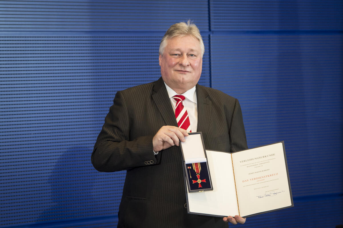 Martin Burkert, SPD, MdB, während der Verleihung des Verdienstordens der Bundesrepublik Deutschland. Burkert, Martin Martin Burkert, SPD, MdB, während der Verleihung des Verdienstordens der Bundesrepublik Deutschland.