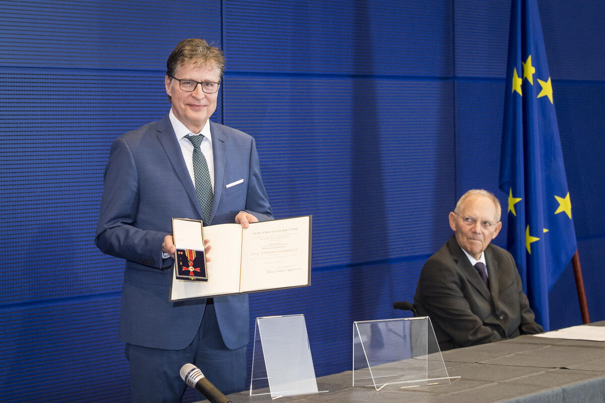 Bundestagspräsident Wolfgang Schäuble (r), CDU/CSU, MdB, während der Verleihung des Verdienstordens der Bundesrepublik Deutschland an Jens Koeppen, CDU/CSU, MdB. Schäuble, Wolfgang; Koeppen, Jens Bundestagspräsident Wolfgang Schäuble (r), CDU/CSU, MdB, während der Verleihung des Verdienstordens der Bundesrepublik Deutschland an Jens Koeppen, CDU/CSU, MdB.
