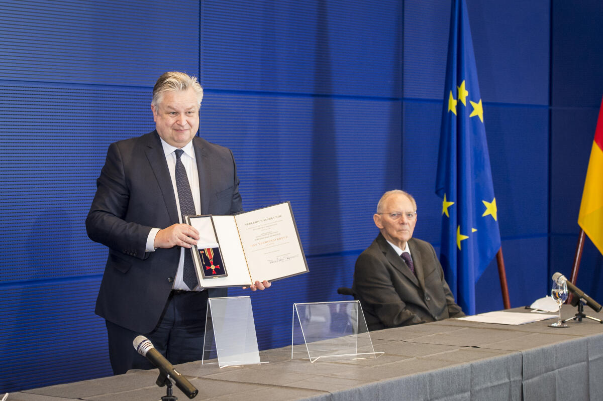 Bundestagspräsident Wolfgang Schäuble (r), CDU/CSU, MdB, während der Verleihung des Verdienstordens der Bundesrepublik Deutschland an Michael Georg Link, FDP, Staatsminister a.D., MdB. Schäuble, Wolfgang; Link, Michael Georg Bundestagspräsident Wolfgang Schäuble (r), CDU/CSU, MdB, während der Verleihung des Verdienstordens der Bundesrepublik Deutschland an Michael Georg Link, FDP, Staatsminister a.D., MdB.