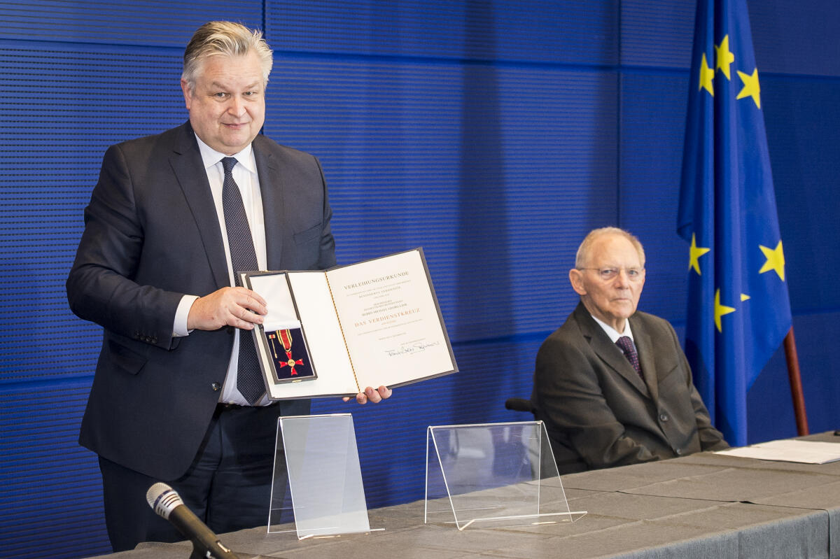 Bundestagspräsident Wolfgang Schäuble (r), CDU/CSU, MdB, während der Verleihung des Verdienstordens der Bundesrepublik Deutschland an Michael Georg Link, FDP, Staatsminister a.D., MdB. Schäuble, Wolfgang; Link, Michael Georg Bundestagspräsident Wolfgang Schäuble (r), CDU/CSU, MdB, während der Verleihung des Verdienstordens der Bundesrepublik Deutschland an Michael Georg Link, FDP, Staatsminister a.D., MdB.