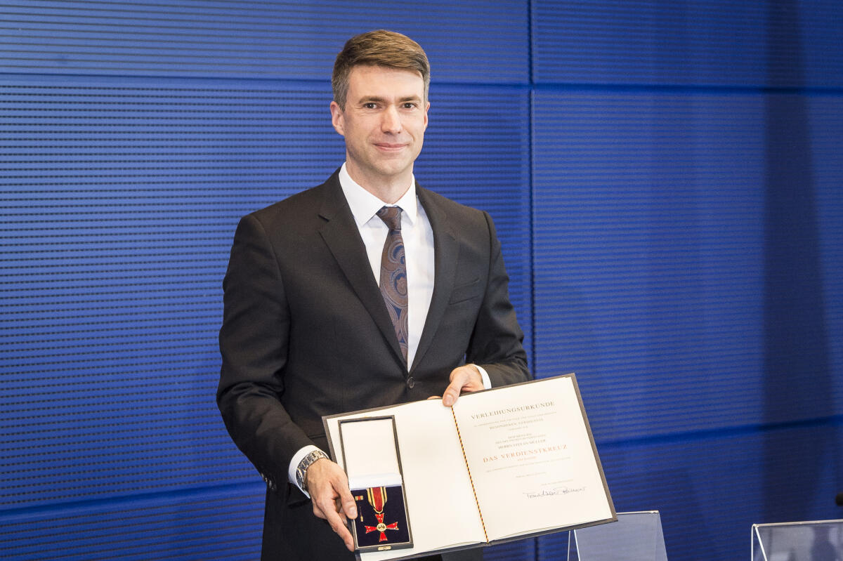 Stefan Müller, CDU/CSU, MdB, während der Verleihung des Verdienstordens der Bundesrepublik Deutschland. Müller, Stefan Stefan Müller, CDU/CSU, MdB, während der Verleihung des Verdienstordens der Bundesrepublik Deutschland.