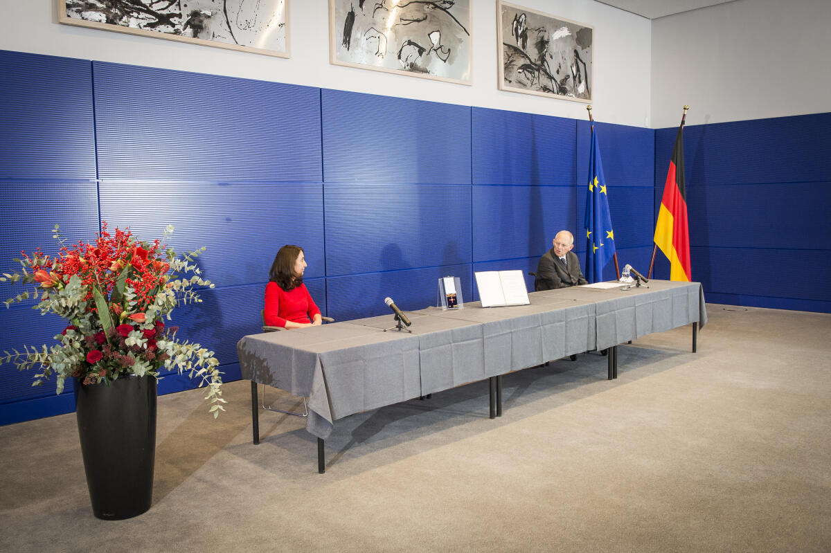 Bundestagspräsident Wolfgang Schäuble (r), CDU/CSU, MdB, während der Verleihung des Verdienstordens der Bundesrepublik Deutschland an Aydan Özoguz, SPD, MdB, Staatsministerin a.D. Schäuble, Wolfgang; Özoguz, Aydan Bundestagspräsident Wolfgang Schäuble (r), CDU/CSU, MdB, während der Verleihung des Verdienstordens der Bundesrepublik Deutschland an Aydan Özoguz, SPD, MdB, Staatsministerin a.D.