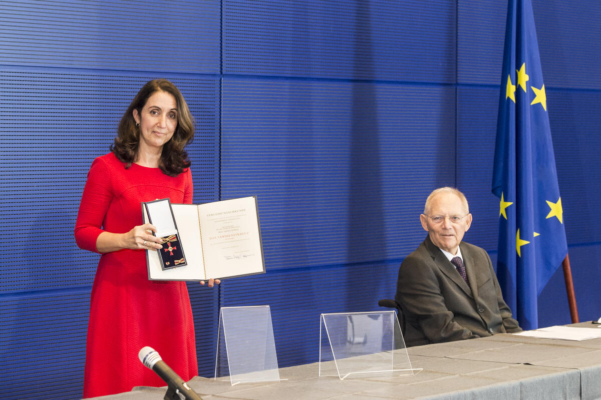 Bundestagspräsident Wolfgang Schäuble (r), CDU/CSU, MdB, während der Verleihung des Verdienstordens der Bundesrepublik Deutschland an Aydan Özoguz, SPD, MdB, Staatsministerin a.D. Schäuble, Wolfgang; Özoguz, Aydan Bundestagspräsident Wolfgang Schäuble (r), CDU/CSU, MdB, während der Verleihung des Verdienstordens der Bundesrepublik Deutschland an Aydan Özoguz, SPD, MdB, Staatsministerin a.D.