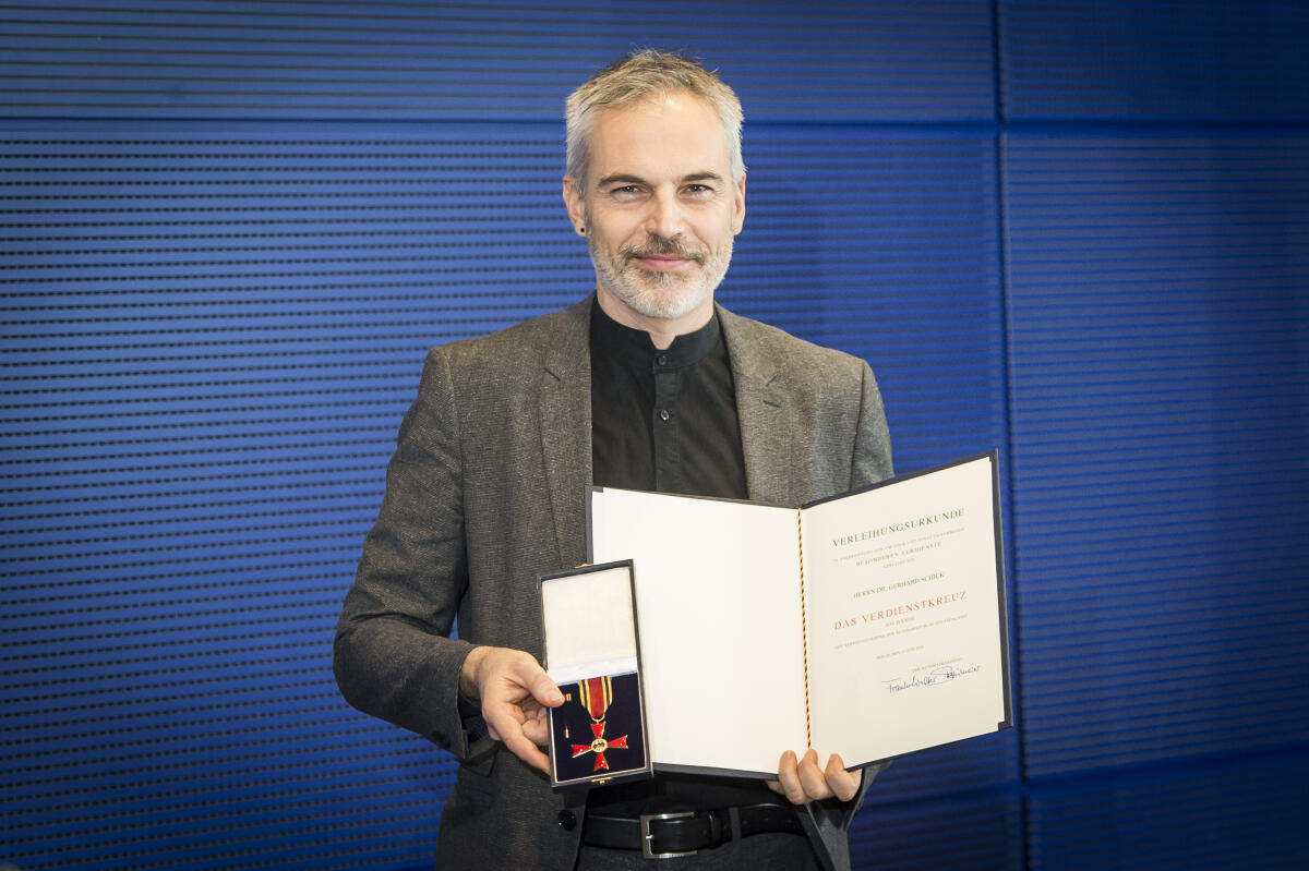 Dr. Gerhard Schick, Bündnis 90/Die Grünen, MdB, während der Verleihung des Verdienstordens der Bundesrepublik Deutschland. Schick, Gerhard Dr. Gerhard Schick, Bündnis 90/Die Grünen, MdB, während der Verleihung des Verdienstordens der Bundesrepublik Deutschland.