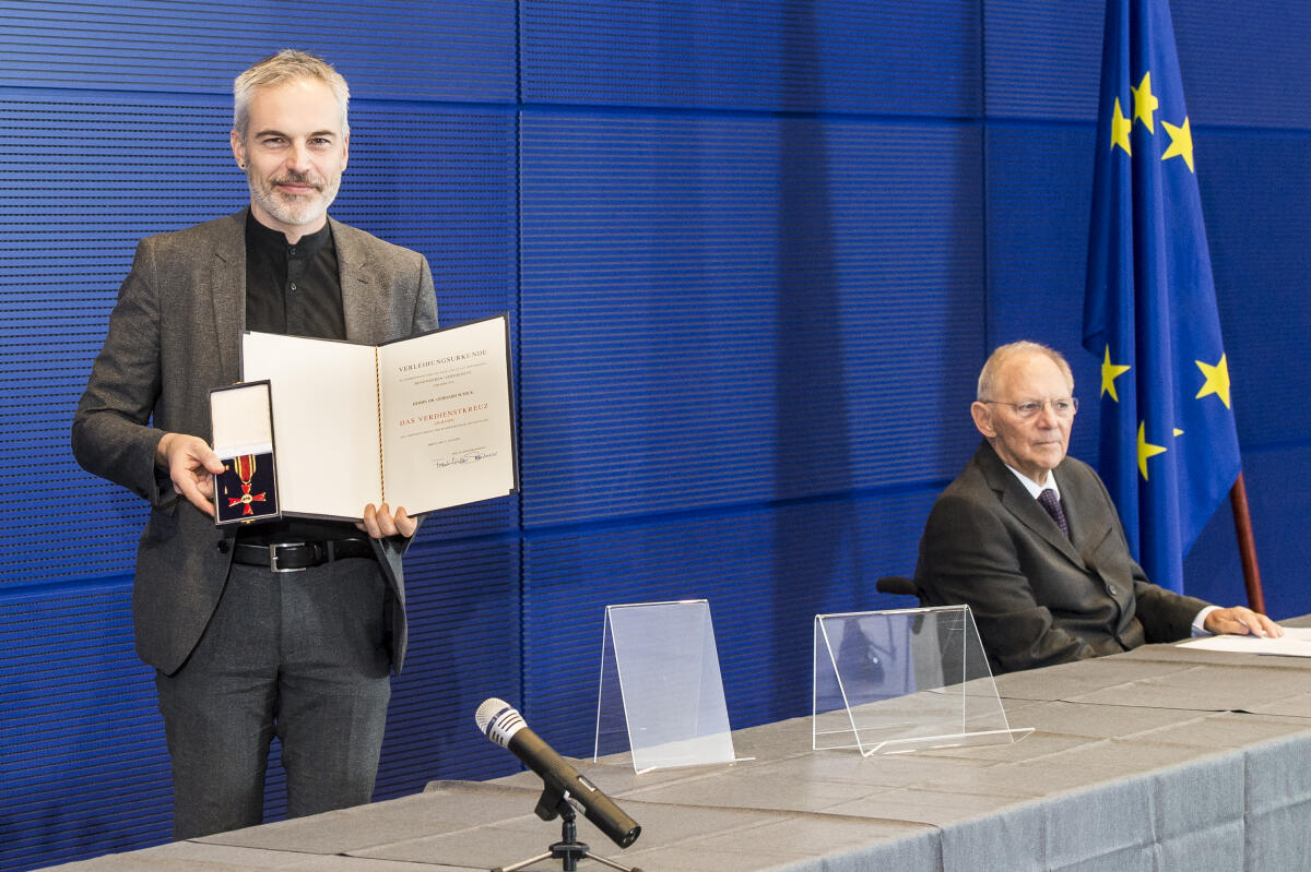 Bundestagspräsident Wolfgang Schäuble (r), CDU/CSU, MdB, während der Verleihung des Verdienstordens der Bundesrepublik Deutschland an Dr. Gerhard Schick, Bündnis 90/Die Grünen, MdB. Schäuble, Wolfgang; Schick, Gerhard Bundestagspräsident Wolfgang Schäuble (r), CDU/CSU, MdB, während der Verleihung des Verdienstordens der Bundesrepublik Deutschland an Dr. Gerhard Schick, Bündnis 90/Die Grünen, MdB.