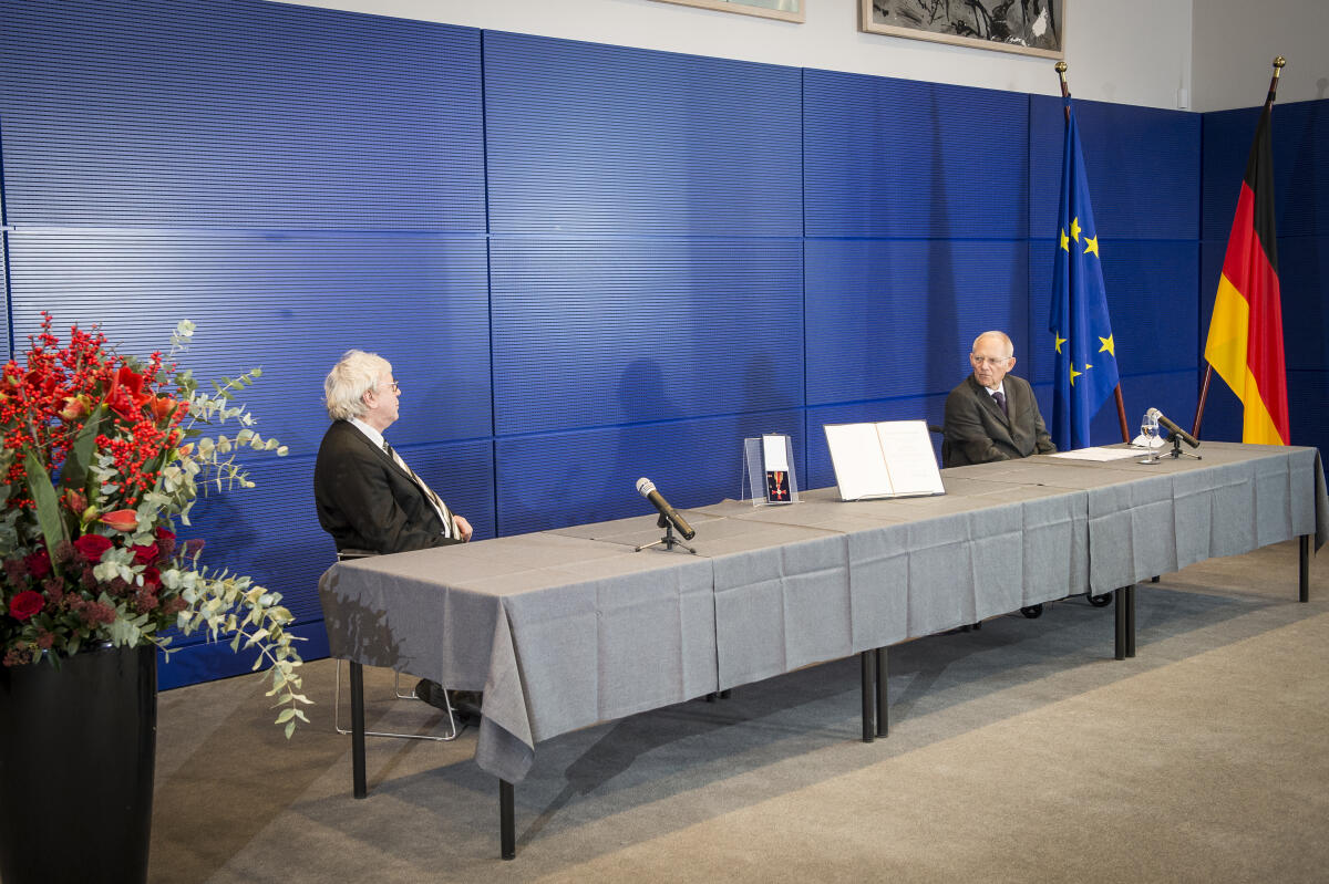 Bundestagspräsident Wolfgang Schäuble (r), CDU/CSU, MdB, während der Verleihung des Verdienstordens der Bundesrepublik Deutschland an Uwe Schummer, CDU/CSU, MdB. Schäuble, Wolfgang; Schummer, Uwe Bundestagspräsident Wolfgang Schäuble (r), CDU/CSU, MdB, während der Verleihung des Verdienstordens der Bundesrepublik Deutschland an Uwe Schummer, CDU/CSU, MdB.