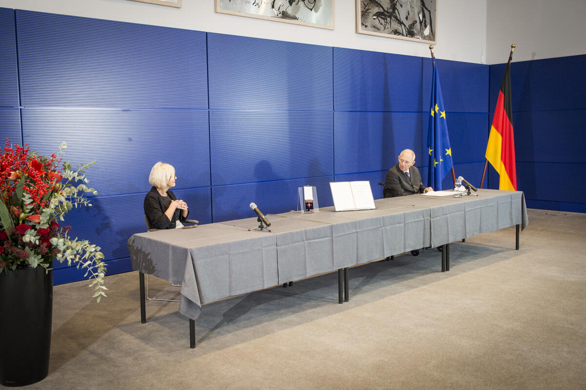 Bundestagspräsident Wolfgang Schäuble (r), CDU/CSU, MdB, während der Verleihung des Verdienstordens der Bundesrepublik Deutschland an Vizepräsidentin des Deutschen Bundestages Dagmar Ziegler, SPD, MdB. Schäuble, Wolfgang; Ziegler, Dagmar Bundestagspräsident Wolfgang Schäuble (r), CDU/CSU, MdB, während der Verleihung des Verdienstordens der Bundesrepublik Deutschland an Vizepräsidentin des Deutschen Bundestages Dagmar Ziegler, SPD, MdB.