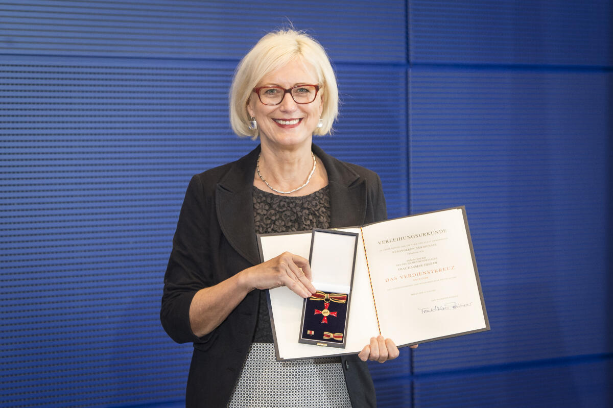 Vizepräsidentin des Deutschen Bundestages Dagmar Ziegler, SPD, MdB, während der Verleihung des Verdienstordens der Bundesrepublik Deutschland. Ziegler, Dagmar Vizepräsidentin des Deutschen Bundestages Dagmar Ziegler, SPD, MdB, während der Verleihung des Verdienstordens der Bundesrepublik Deutschland.