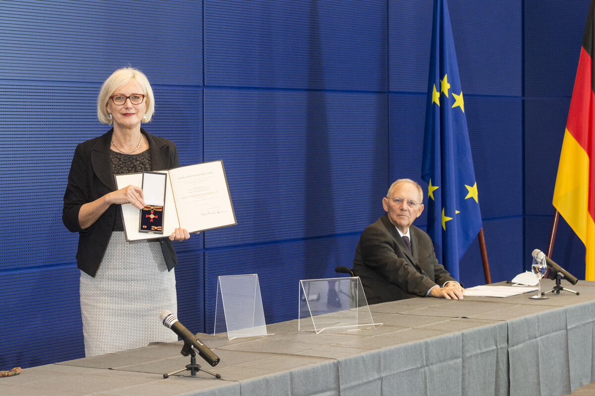 Bundestagspräsident Wolfgang Schäuble (r), CDU/CSU, MdB, während der Verleihung des Verdienstordens der Bundesrepublik Deutschland an Vizepräsidentin des Deutschen Bundestages Dagmar Ziegler, SPD, MdB. Schäuble, Wolfgang; Ziegler, Dagmar Bundestagspräsident Wolfgang Schäuble (r), CDU/CSU, MdB, während der Verleihung des Verdienstordens der Bundesrepublik Deutschland an Vizepräsidentin des Deutschen Bundestages Dagmar Ziegler, SPD, MdB.