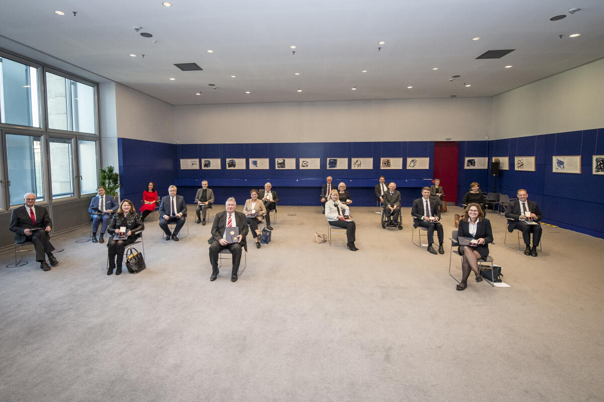 Gruppenfoto mit Corona-Abstand nach der Verleihung der Verdienstorden der Bundesrepublik Deutschland - Zweite und dritte Ordensrunde der 19. Wahlperiode. Gruppenfoto mit Corona-Abstand nach der Verleihung der Verdienstorden der Bundesrepublik Deutschland - Zweite und dritte Ordensrunde der 19. Wahlperiode.