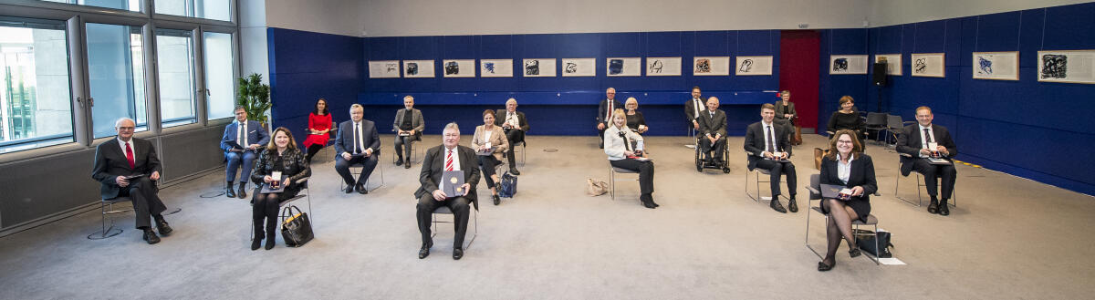 Gruppenfoto mit Corona-Abstand nach der Verleihung der Verdienstorden der Bundesrepublik Deutschland - Zweite und dritte Ordensrunde der 19. Wahlperiode.; Gruppenfoto mit Corona-Abstand nach der Verleihung der Verdienstorden der Bundesrepublik Deutschland - Zweite und dritte Ordensrunde der 19. Wahlperiode.;