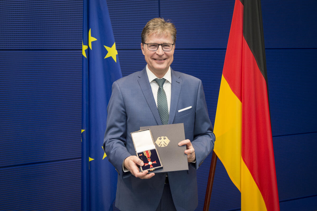 Jens Koeppen, CDU/CSU, MdB, während der Verleihung des Verdienstordens der Bundesrepublik Deutschland. Koeppen, Jens Jens Koeppen, CDU/CSU, MdB, während der Verleihung des Verdienstordens der Bundesrepublik Deutschland.