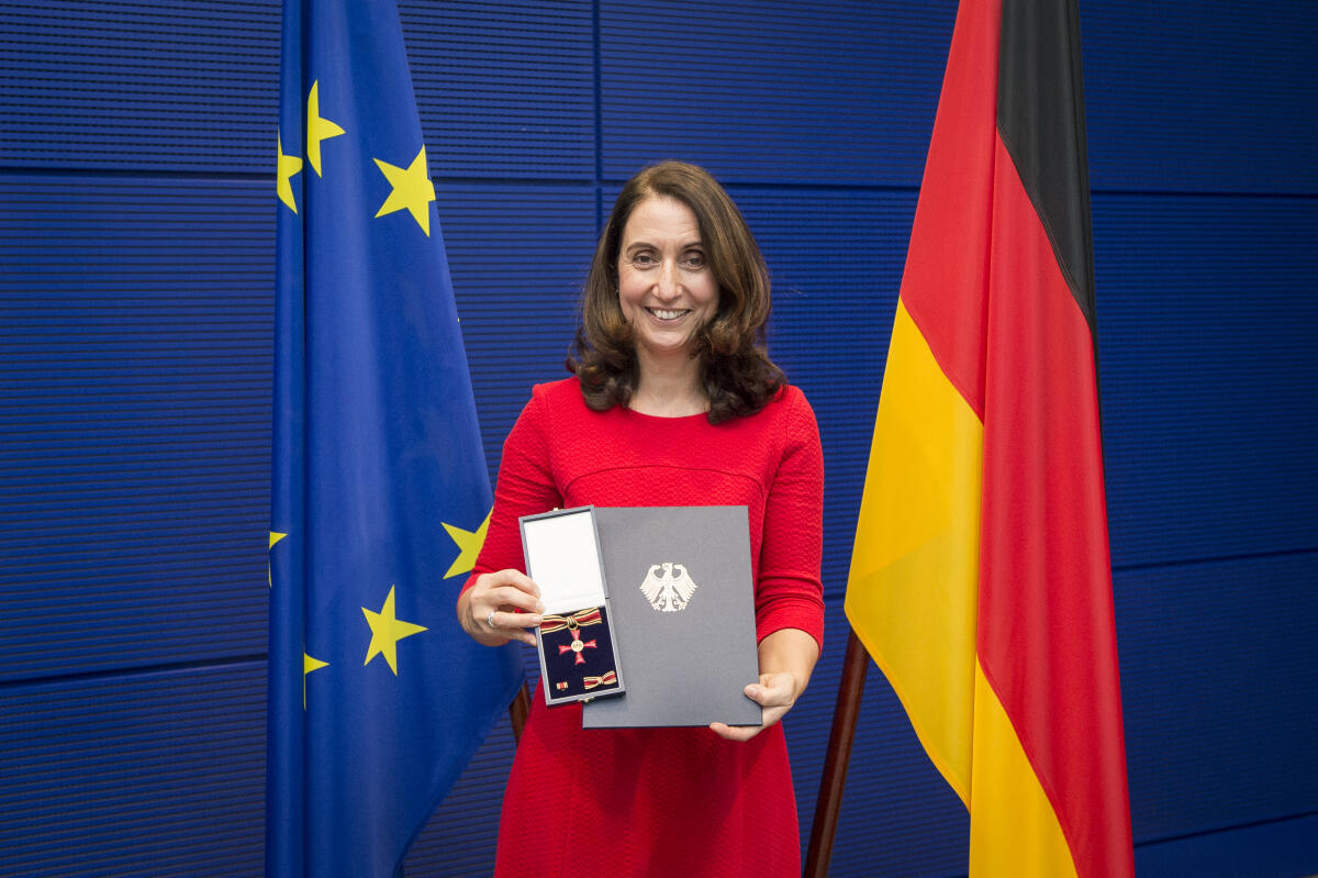 Aydan Özoguz, SPD, MdB, Staatsministerin a.D., während der Verleihung des Verdienstordens der Bundesrepublik Deutschland. Özoguz, Aydan Aydan Özoguz, SPD, MdB, Staatsministerin a.D., während der Verleihung des Verdienstordens der Bundesrepublik Deutschland.