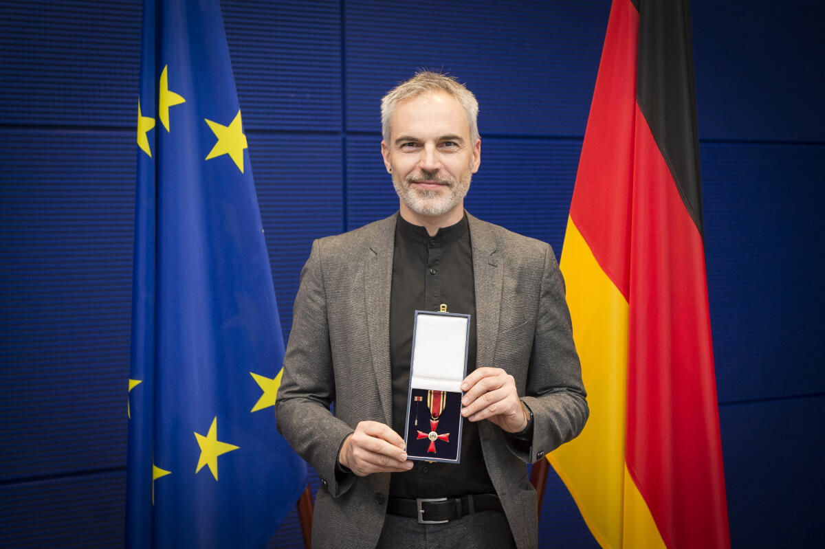 Dr. Gerhard Schick, Bündnis 90/Die Grünen, MdB, während der Verleihung des Verdienstordens der Bundesrepublik Deutschland. Schick, Gerhard Dr. Gerhard Schick, Bündnis 90/Die Grünen, MdB, während der Verleihung des Verdienstordens der Bundesrepublik Deutschland.