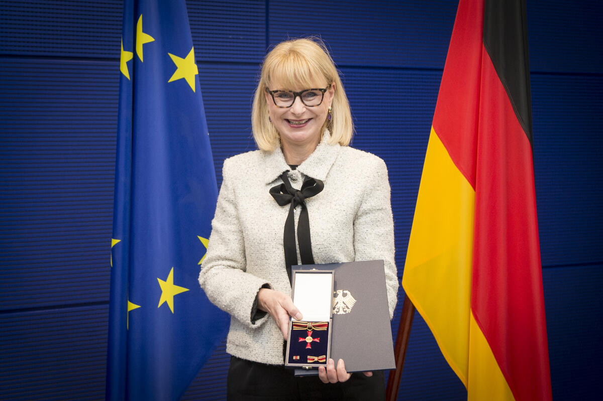 Karin Maag, CDU/CSU, MdB, während der Verleihung des Verdienstordens der Bundesrepublik Deutschland. Maag, Karin Karin Maag, CDU/CSU, MdB, während der Verleihung des Verdienstordens der Bundesrepublik Deutschland.