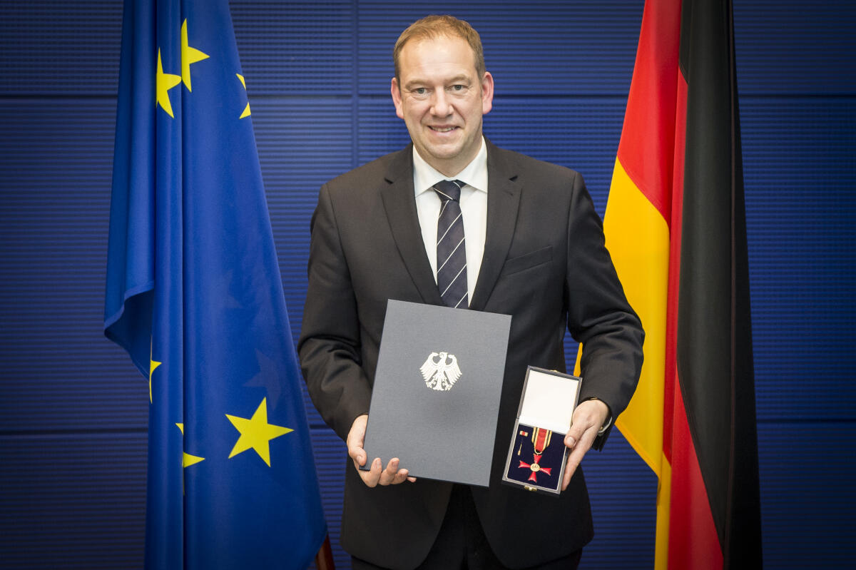 Henning Otte, CDU/CSU, MdB, während der Verleihung des Verdienstordens der Bundesrepublik Deutschland. Otte, Henning Henning Otte, CDU/CSU, MdB, während der Verleihung des Verdienstordens der Bundesrepublik Deutschland.