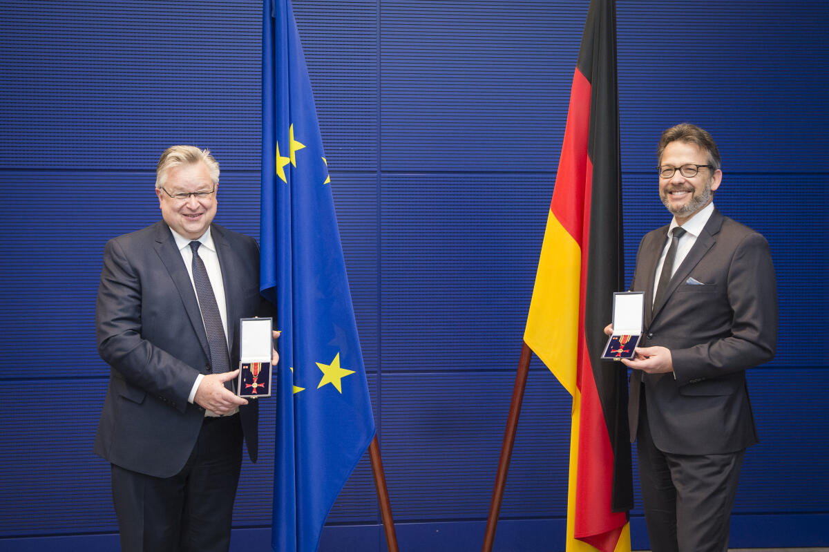 Michael Georg Link (l), FDP, MdB, und Otto Fricke (r), FDP, MdB, während der Verleihung des Verdienstordens der Bundesrepublik Deutschland. Link, Michael Georg; Fricke, Otto Michael Georg Link (l), FDP, MdB, und Otto Fricke (r), FDP, MdB, während der Verleihung des Verdienstordens der Bundesrepublik Deutschland.