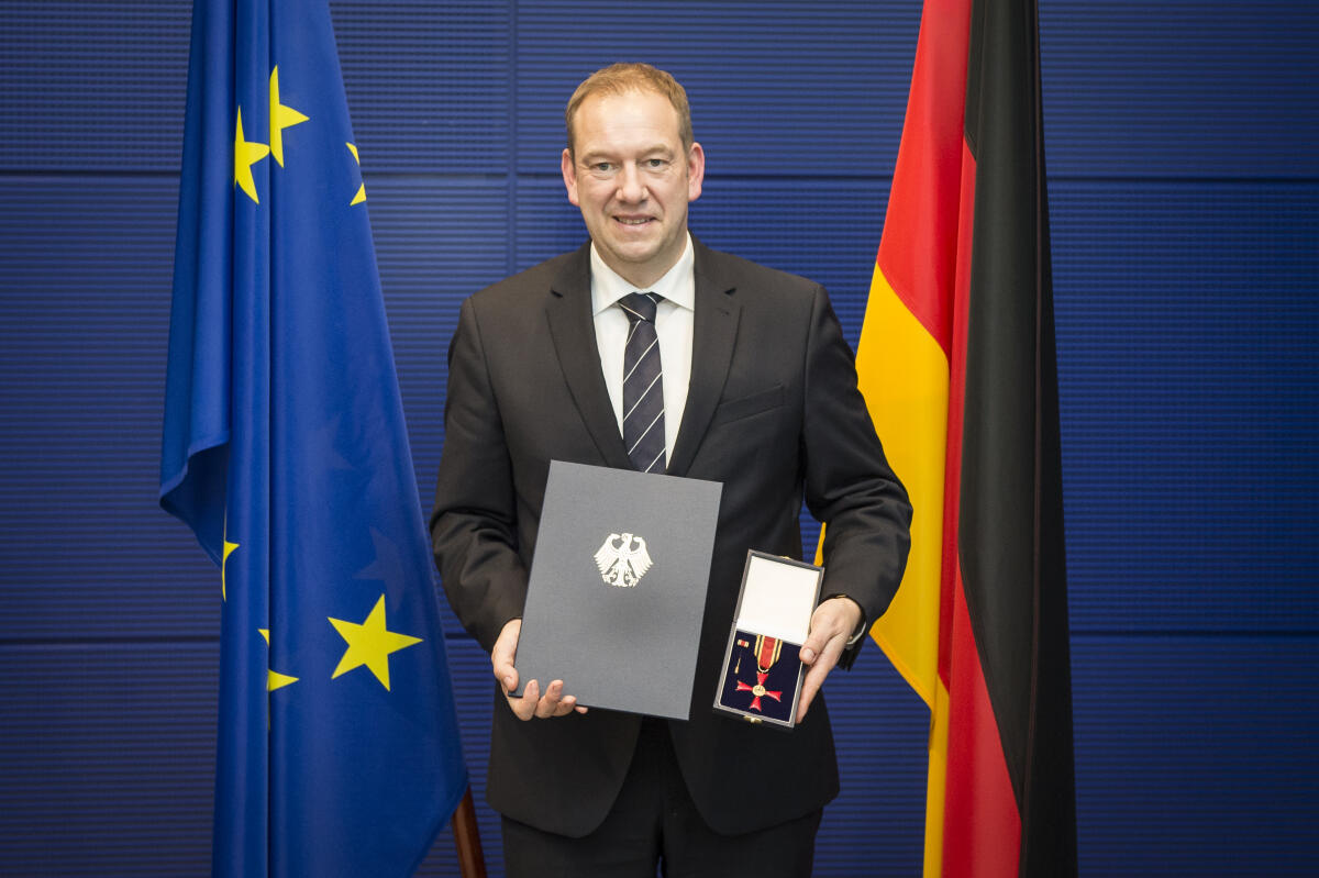 Henning Otte, CDU/CSU, MdB, während der Verleihung des Verdienstordens der Bundesrepublik Deutschland. Otte, Henning Henning Otte, CDU/CSU, MdB, während der Verleihung des Verdienstordens der Bundesrepublik Deutschland.