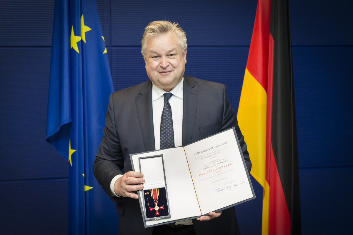 Michael Georg Link, FDP, MdB, Staatsminister a.D., während der Verleihung des Verdienstordens der Bundesrepublik Deutschland. Link, Michael Georg Michael Georg Link, FDP, MdB, Staatsminister a.D., während der Verleihung des Verdienstordens der Bundesrepublik Deutschland.