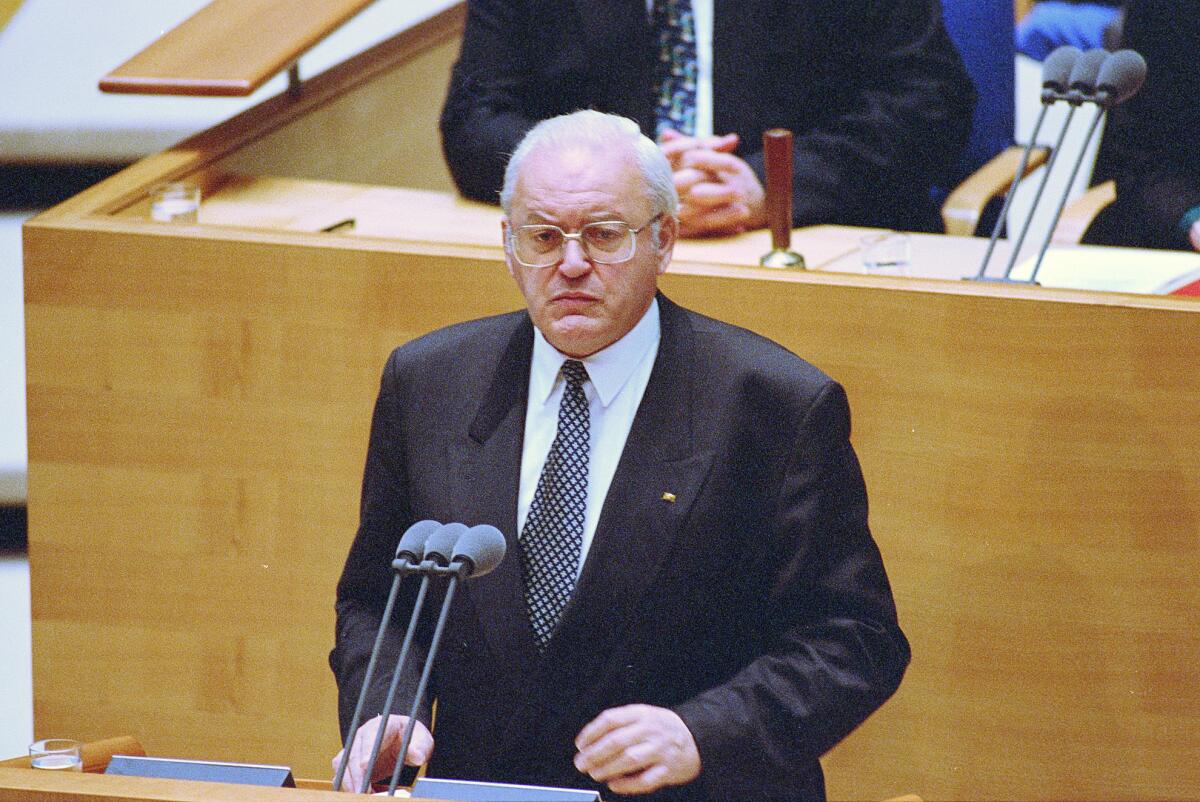 Gedenktag für die Opfer des Nationalsozialismus im Rahmen einer Sonderveranstaltung des Deutschen Bundestages.; Bundespräsident Prof. Dr. Roman Herzog, CDU, hält eine Rede. Herzog, Roman Gedenktag für die Opfer des Nationalsozialismus im Rahmen einer Sonderveranstaltung des Deutschen Bundestages.; Bundespräsident Prof. Dr. Roman Herzog, CDU, hält eine Rede.