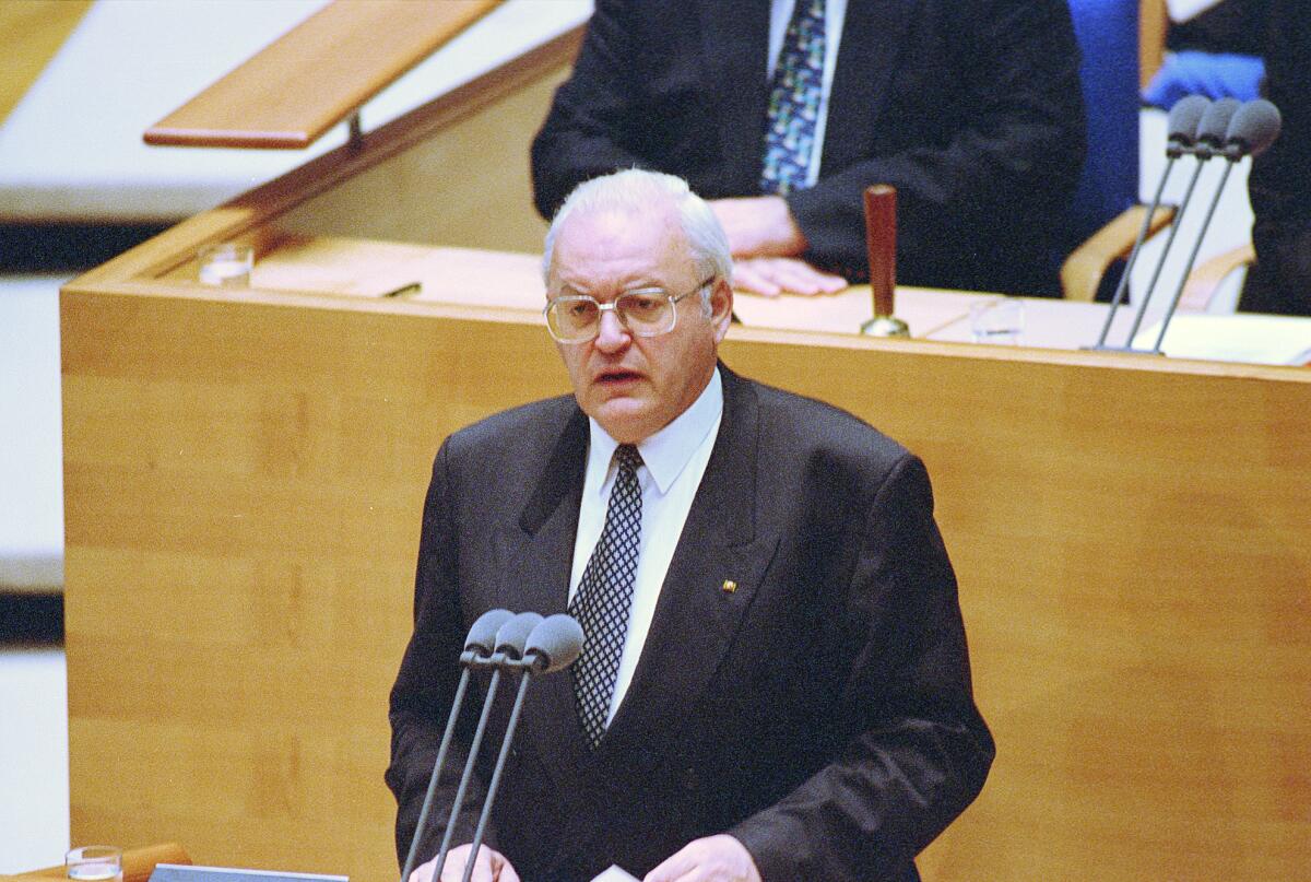 Gedenktag für die Opfer des Nationalsozialismus im Rahmen einer Sonderveranstaltung des Deutschen Bundestages.; Bundespräsident Prof. Dr. Roman Herzog, CDU, hält eine Rede. Herzog, Roman Gedenktag für die Opfer des Nationalsozialismus im Rahmen einer Sonderveranstaltung des Deutschen Bundestages.; Bundespräsident Prof. Dr. Roman Herzog, CDU, hält eine Rede.