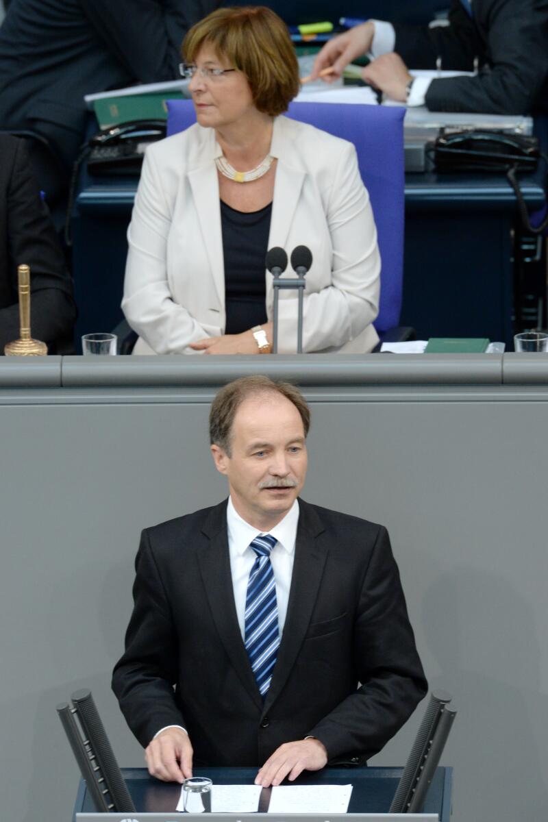 Sven Morlok, St.Min. SN, FDP, Rede, Deutscher Bundestag, 42. Sitzung, Epl 04, Thema: Haushaltsgesetz 2014 - Bundeskanzlerin und Bundeskanzleramt, Vorsitz: Bundestagsvizepräsidentin Ulla Schmidt, SPD.; Rednerpult. Morlok, Sven; Schmidt, Ulla Sven Morlok, St.Min. SN, FDP, Rede, Deutscher Bundestag, 42. Sitzung, Epl 04, Thema: Haushaltsgesetz 2014 - Bundeskanzlerin und Bundeskanzleramt, Vorsitz: Bundestagsvizepräsidentin Ulla Schmidt, SPD.; Rednerpult.