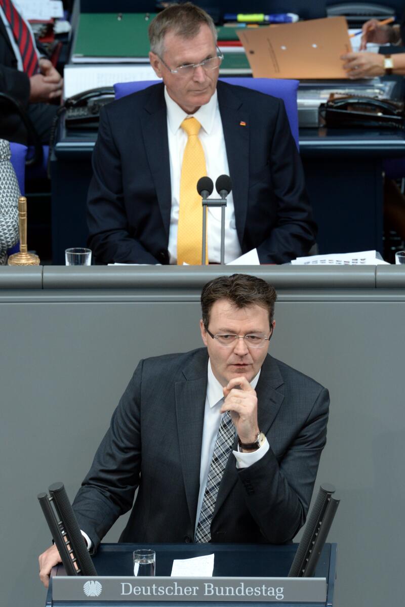 Frieser, Michael; Singhammer, Johannes Michael Frieser,, CDU/CSU, Bundestagsabgeordneter, Abgeordneter, Mitglied des Deutschen Bundestages, MdB, Rede, Deutscher Bundestag, 39. Sitzung, Top 5, Thema: Staatsangehörigkeitsrecht, Vorsitz: Bundestagsvizepräsident Johannes Singhammer, CDU/CSU.; Rednerpult.