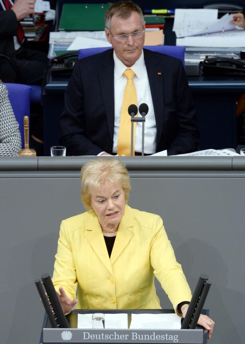 Steinbach, Erika; Singhammer, Johannes Erika Steinbach, CDU/CSU, Bundestagsabgeordnete, Abgeordnete, Mitglied des Deutschen Bundestages, MdB, Rede, Deutscher Bundestag, 39. Sitzung, Top 5, Thema: Staatsangehörigkeitsrecht, Vorsitz: Bundestagsvizepräsident Johannes Singhammer, CDU/CSU.; Rednerpult.