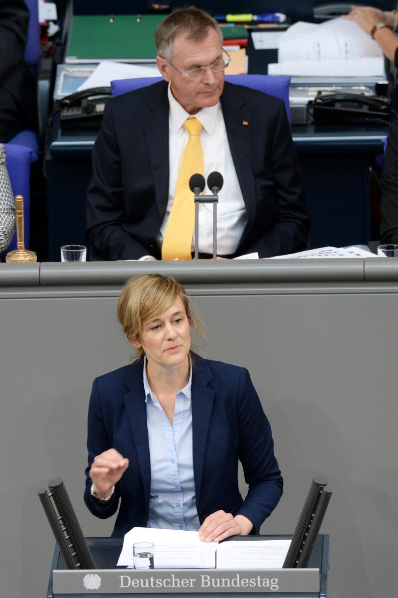 Kampmann, Christina; Singhammer, Johannes Christina Kampmann, SPD, Bundestagsabgeordnete, Abgeordnete, Mitglied des Deutschen Bundestages, MdB, Rede, Deutscher Bundestag, 39. Sitzung, Top 5, Thema: Staatsangehörigkeitsrecht, Vorsitz: Bundestagsvizepräsident Johannes Singhammer, CDU/CSU.; Rednerpult.