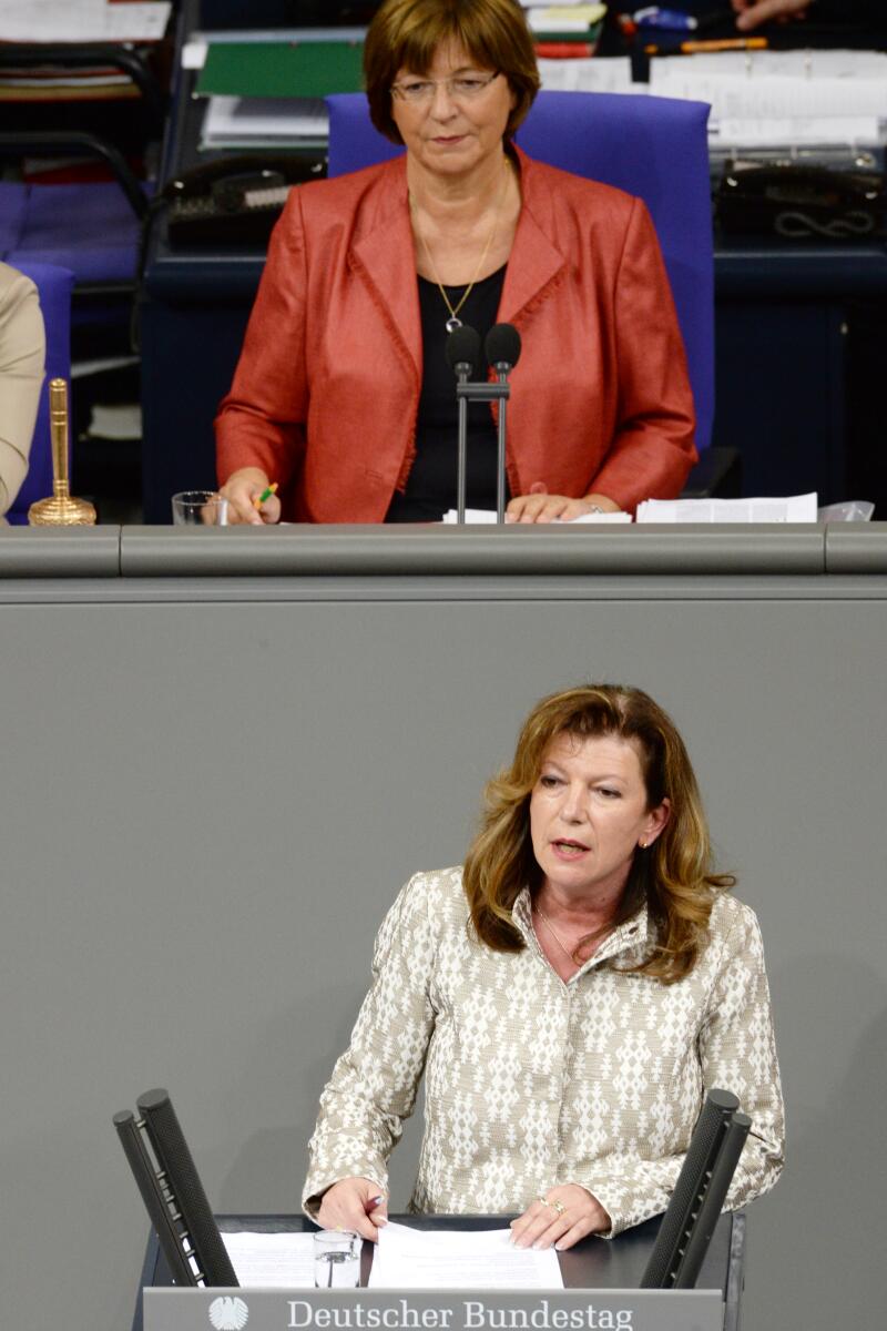 Gudrun Zollner, CDU/CSU, Bundestagsabgeordnete, Abgeordnete, Mitglied des Deutschen Bundestages, MdB, Rede, Deutscher Bundestag, 33. Sitzung, Top 14, Thema: Unterhaltsvorschuss, Vorsitz: Bundestagsvizepräsidentin Ulla Schmidt, SPD.; Rednerpult. Zollner, Gudrun; Schmidt, Ulla Gudrun Zollner, CDU/CSU, Bundestagsabgeordnete, Abgeordnete, Mitglied des Deutschen Bundestages, MdB, Rede, Deutscher Bundestag, 33. Sitzung, Top 14, Thema: Unterhaltsvorschuss, Vorsitz: Bundestagsvizepräsidentin Ulla Schmidt, SPD.; Rednerpult.