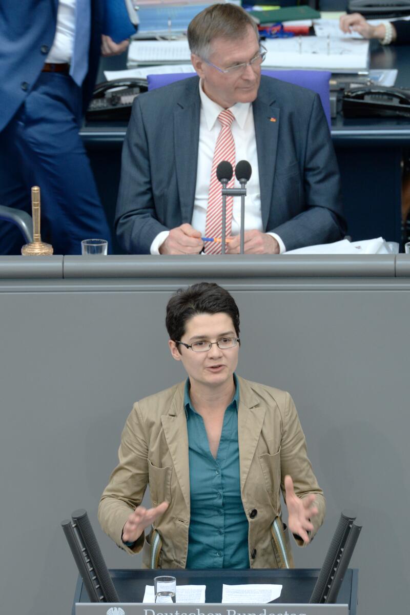 Kolbe, Daniela; Singhammer, Johannes Daniela Kolbe, SPD, Bundestagsabgeordnete, Abgeordnete, Mitglied des Deutschen Bundestages, MdB, Rede, Deutscher Bundestag, 24. Sitzung, Top 17, Thema: Mindestlohn, Vorsitz: Bundestagsvizepräsident Johannes Singhammer, CDU/CSU.; Rednerpult.