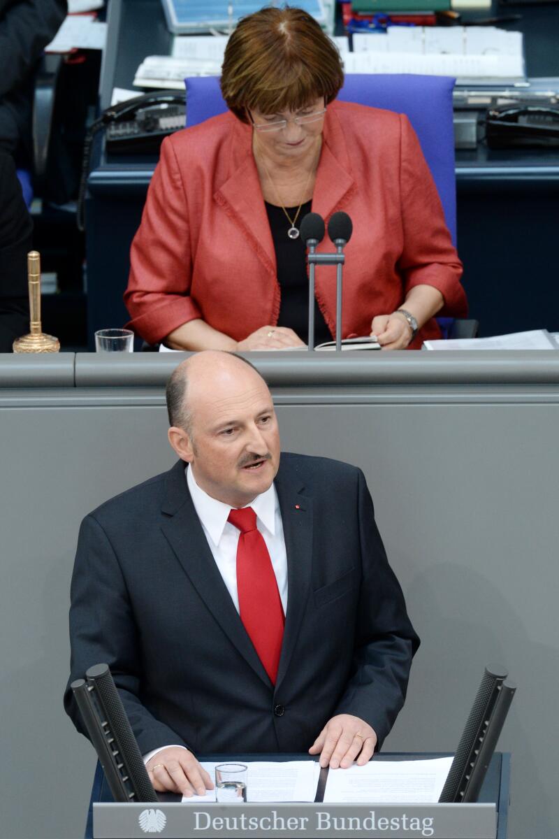 Bernd Rützel, SPD, Bundestagsabgeordneter, Abgeordneter, Mitglied des Deutschen Bundestages, MdB, Rede, Deutscher Bundestag, 24. Sitzung, Top 17, Thema: Mindestlohn, Vorsitz: Bundestagsvizepräsidentin Ulla Schmidt, SPD.; Rednerpult. Rützel, Bernd; Schmidt, Ulla Bernd Rützel, SPD, Bundestagsabgeordneter, Abgeordneter, Mitglied des Deutschen Bundestages, MdB, Rede, Deutscher Bundestag, 24. Sitzung, Top 17, Thema: Mindestlohn, Vorsitz: Bundestagsvizepräsidentin Ulla Schmidt, SPD.; Rednerpult.