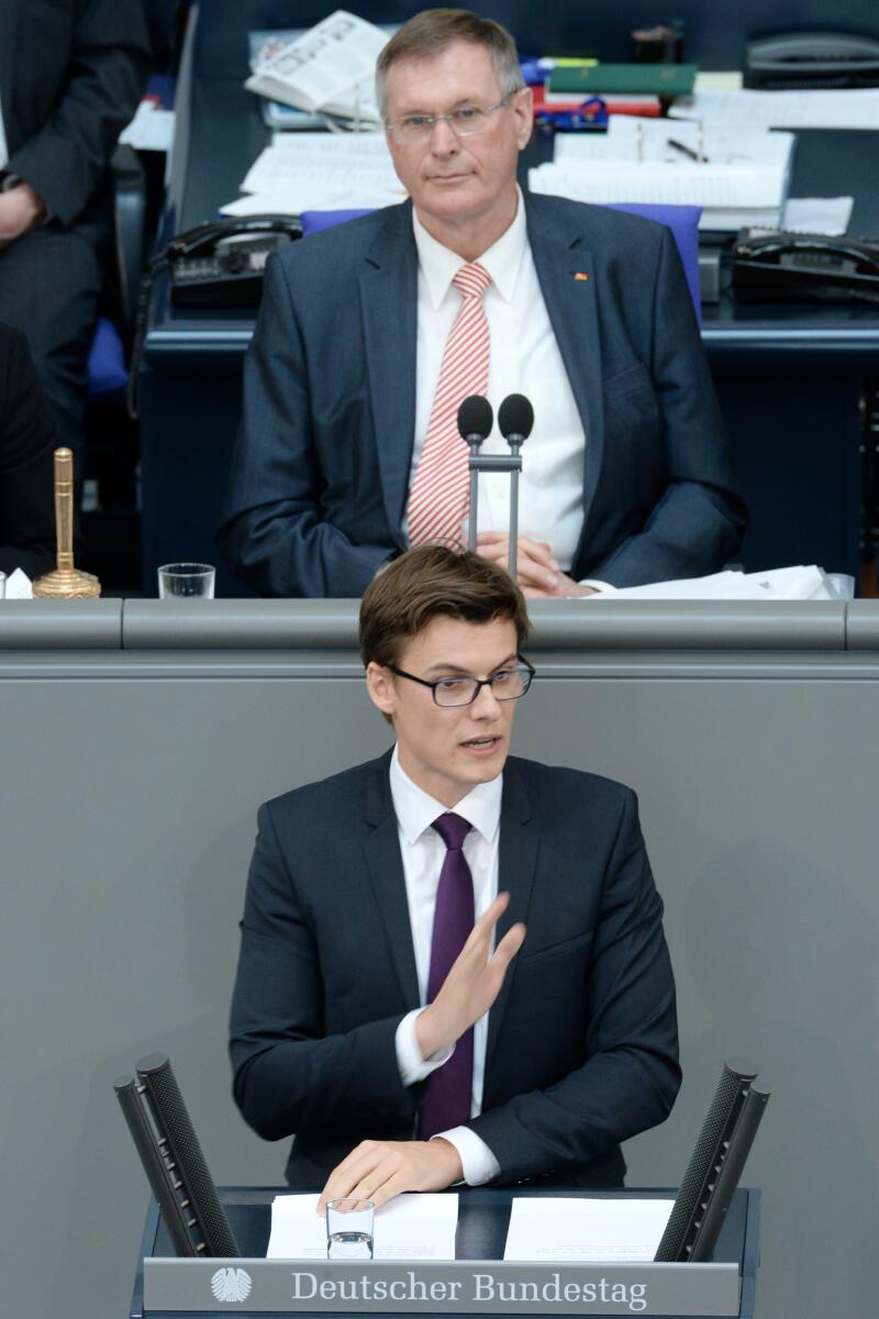 Whittaker, Kai; Singhammer, Johannes Kai Whittaker, CDU/CSU, Bundestagsabgeordneter, Abgeordneter, Mitglied des Deutschen Bundestages, MdB, Rede, Deutscher Bundestag, 24. Sitzung, Top 17, Thema: Mindestlohn, Vorsitz: Bundestagsvizepräsident Johannes Singhammer, CDU/CSU.; Rednerpult.