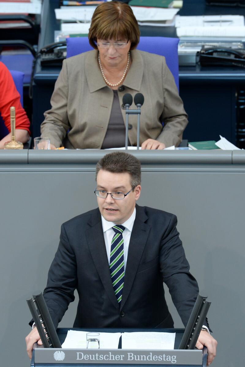 Dr. Tobias Lindner, Bündnis 90/Die Grünen, Bundestagsabgeordneter, Abgeordneter, Mitglied des Deutschen Bundestages, MdB, Rede, Deutscher Bundestag, 23. Sitzung, Top 4, Thema: Jahresbericht 2013 des Wehrbeauftragten, Vorsitz: Bundestagsvizepräsidentin Ulla Schmidt, SPD.; Rednerpult. Lindner, Tobias; Schmidt, Ulla Dr. Tobias Lindner, Bündnis 90/Die Grünen, Bundestagsabgeordneter, Abgeordneter, Mitglied des Deutschen Bundestages, MdB, Rede, Deutscher Bundestag, 23. Sitzung, Top 4, Thema: Jahresbericht 2013 des Wehrbeauftragten, Vorsitz: Bundestagsvizepräsidentin Ulla Schmidt, SPD.; Rednerpult.