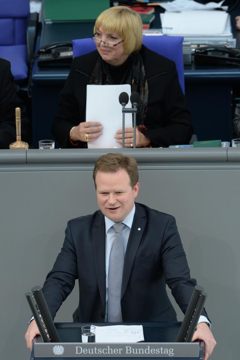 Frank Schwabe, SPD, Bundestagsabgeordneter, Abgeordneter, Mitglied des Deutschen Bundestages, MdB, Rede, Deutscher Bundestag, 20. Sitzung, Top 4, Thema: Energiewende, Vorsitz: Bundestagsvizepräsidentin Claudia Roth, Bündnis 90/Die Grünen.; Rednerpult. Schwabe, Frank; Roth, Claudia Frank Schwabe, SPD, Bundestagsabgeordneter, Abgeordneter, Mitglied des Deutschen Bundestages, MdB, Rede, Deutscher Bundestag, 20. Sitzung, Top 4, Thema: Energiewende, Vorsitz: Bundestagsvizepräsidentin Claudia Roth, Bündnis 90/Die Grünen.; Rednerpult.