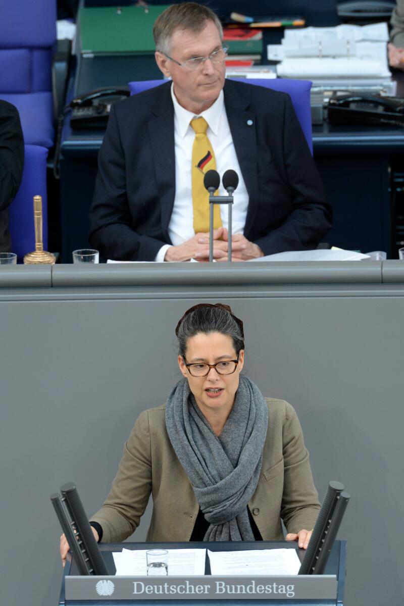 Scheer, Nina; Singhammer, Johannes Dr. Nina Scheer, SPD, Bundestagsabgeordnete, Abgeordnete, Mitglied des Deutschen Bundestages, MdB, Rede, Deutscher Bundestag, 20. Sitzung, Top 4, Thema: Energiewende, Vorsitz: Bundestagsvizepräsident Johannes Singhammer, CDU/CSU.; Rednerpult.